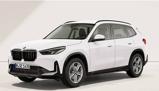 Weißer BMW X1 in Front- und Seitenansicht mit markanter BMW Niere, LED-Scheinwerfern und Leichtmetallrädern vor hellem Hintergrund.