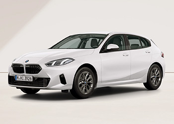 Weißer BMW 1er in schräger Frontansicht vor hellem Hintergrund.