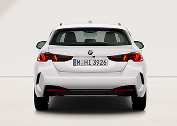 Weißer BMW 1er in direkter Heckansicht vor hellem Hintergrund