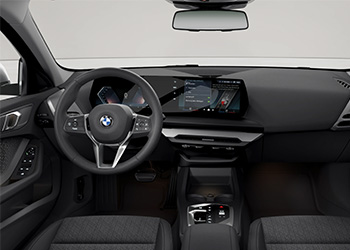 Cockpit eines BMW 1er mit Lenkrad, digitalem Display und moderner Mittelkonsole.