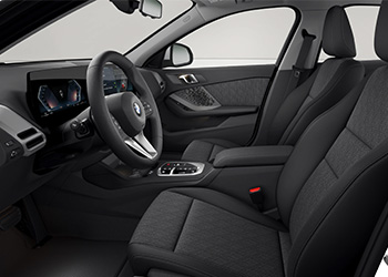 Innenraum eines BMW 1er mit schwarzen Vordersitzen, Lenkrad und Mittelkonsole.