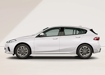 Weißer BMW 1er in vollständiger Seitenansicht vor hellem Hintergrund.
