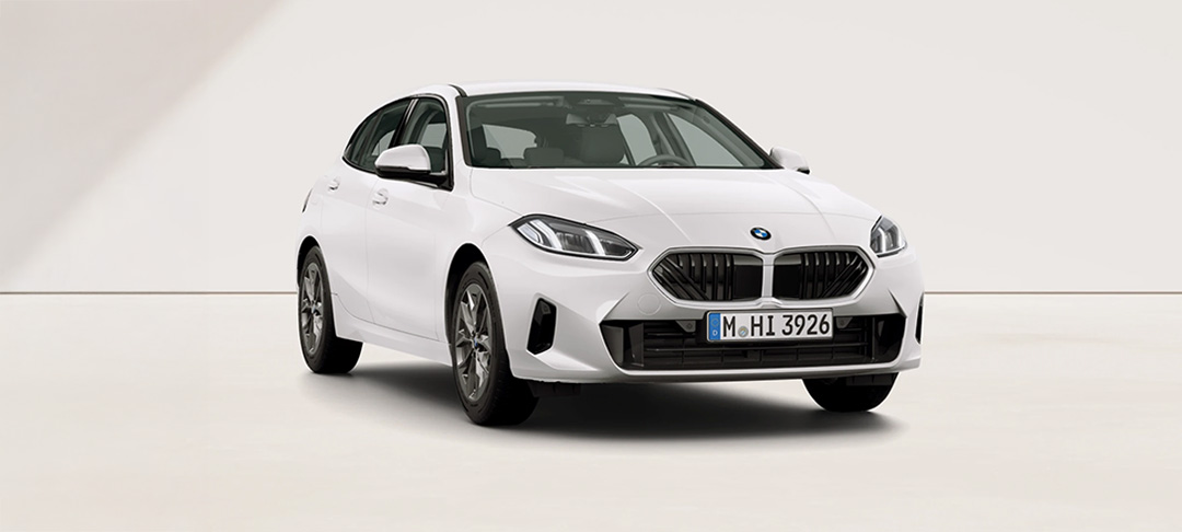 Weißer BMW 1er in dynamischer Front-Seitenansicht vor hellem Hintergrund.