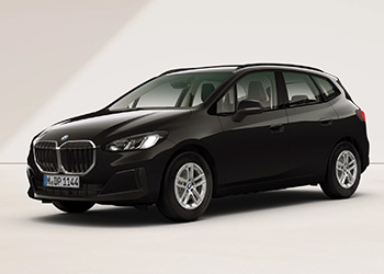 Schwarzer BMW 2er Active Tourer in direkter Heckansicht vor hellem Hintergrund.