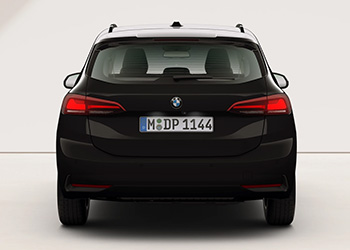 Schwarzer BMW 2er Active Tourer in direkter Heckansicht vor hellem Hintergrund.