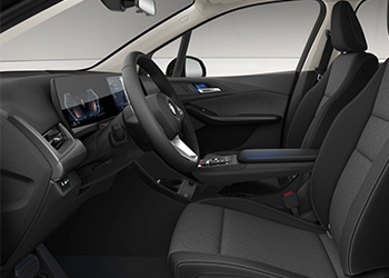 Innenraum eines BMW 2er Active Tourer mit Lenkrad, digitalen Displays, Mittelkonsole und schwarzen Sitzen.