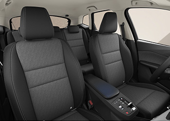 Schwarze Vorder- und Rücksitze im Innenraum eines BMW 2er Active Tourer.