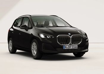 Schwarzer BMW 2er Active Tourer in Front-Seitenansicht vor hellem Hintergrund.