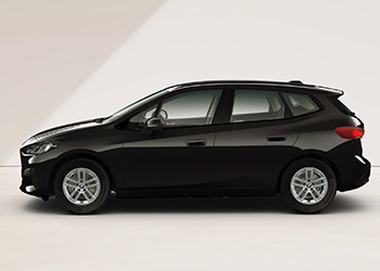 Schwarzer BMW 2er Active Tourer in vollständiger Seitenansicht vor hellem Hintergrund.