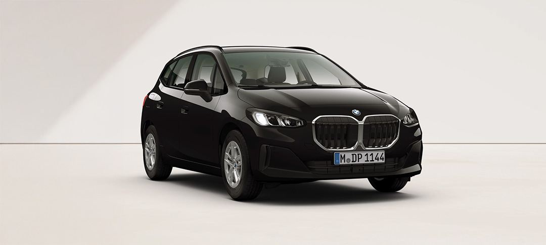 Schwarzer BMW 2er Active Tourer in Front-Seitenansicht vor hellem Hintergrund.