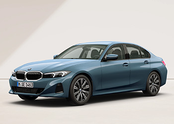 Hellblaue BMW 3er Limousine in schräger Frontansicht vor hellem Hintergrund.