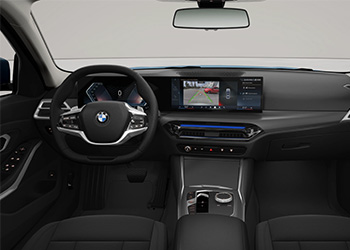 Cockpit einer BMW 3er Limousine mit Lenkrad, digitalem Display und zentralem Infotainment-Bildschirm.