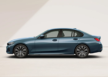 Hellblaue BMW 3er Limousine in vollständiger Seitenansicht vor hellem Hintergrund.