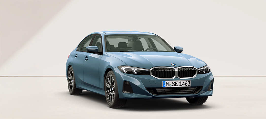 Hellblaue BMW 3er Limousine in Front-Seitenansicht vor hellem Hintergrund.