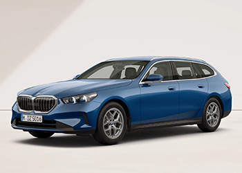 Blauer BMW 5er Touring in schräger Frontansicht vor hellem Hintergrund.
