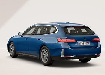 Blauer BMW 5er Touring in schräger Heckansicht vor hellem Hintergrund.
