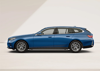 Blauer BMW 5er Touring in vollständiger Seitenansicht vor hellem Hintergrund.