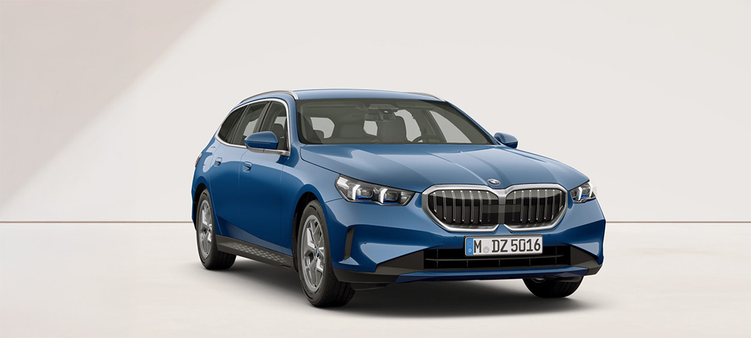 Blauer BMW 5er Touring in Front-Seitenansicht vor hellem Hintergrund.
