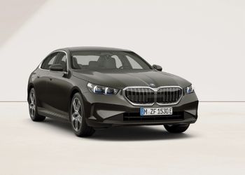 Dunkelgrauer BMW i5 in Front-Seitenansicht vor hellem Hintergrund.