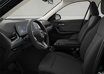 Innenraum des BMW X1 mit Cockpit und Vordersitzen