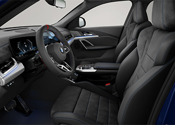 Innenraum des BMW X2 M35i mit Sportsitzen und Cockpit.