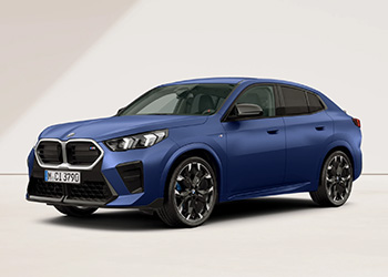 BMW X2 M35i in schräger Frontansicht.