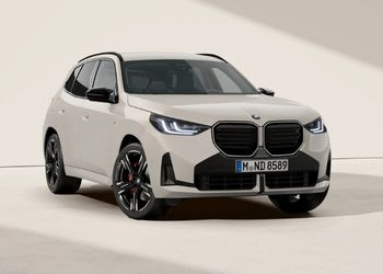 Weißer BMW X3 M50 in Front-Seitenansicht vor hellem Hintergrund.