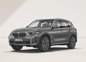 Grauer BMW X5 in Front-Seitenansicht vor hellem Hintergrund.“