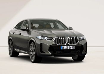 Grauer BMW X6 in Front-Seitenansicht vor hellem Hintergrund.