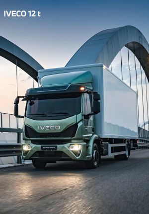 IVECO 12-Tonnen-Lkw in hellem Mintgrün und Weiß mit einem geschlossenen Kofferaufbau, fährt bei Sonnenuntergang über eine moderne Brücke mit elegant geschwungenem Bogen. Der Lkw hat eine markante Front mit dem IVECO-Logo und beleuchteten Scheinwerfern, die die Straße leicht anstrahlen.
