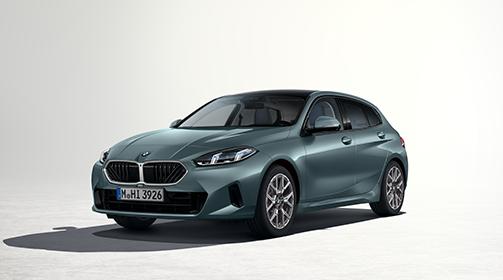 Graugrüner BMW 1er in Front-Seitenansicht vor hellem Hintergrund.