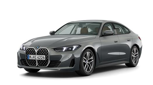  Ein Bild eines grauen BMW 4er Gran Coupé, das von vorne leicht schräg aufgenommen wurde und auf weißem Hintergrund freigestellt ist. Es handelt sich wahrscheinlich um ein Modell der aktuellen Generation G26.