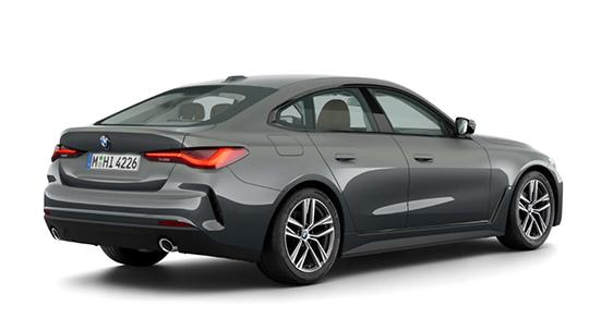  Ein Bild desselben grauen BMW 4er Gran Coupé, diesmal von hinten leicht schräg aufgenommen und auf weißem Hintergrund freigestellt. Die Heckansicht mit den Rückleuchten und der einzelnen Auspuffendblende ist zu sehen.