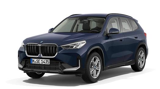  Ein Bild eines dunkelblauen BMW X1 SUV, das von vorne leicht schräg aufgenommen wurde und auf weißem Hintergrund freigestellt ist. Es handelt sich wahrscheinlich um das aktuelle Modell der Generation U11.