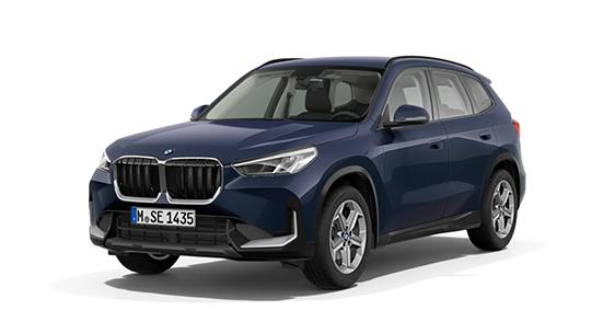  Ein Bild eines dunkelblauen BMW X1 SUV, das von vorne leicht schräg aufgenommen wurde und auf weißem Hintergrund freigestellt ist. Es handelt sich wahrscheinlich um das aktuelle Modell der Generation U11.