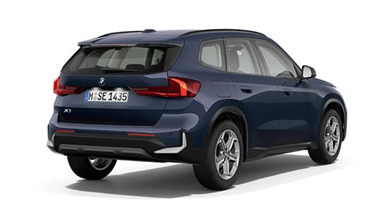  Ein Bild desselben dunkelblauen BMW X1 SUV, das von hinten leicht schräg aufgenommen wurde und auf weißem Hintergrund freigestellt ist. Die Heckansicht mit den Rückleuchten und der SUV-typischen Form ist zu sehen.