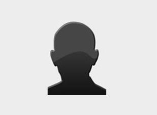 Das Bild zeigt eine graustufige Silhouette eines Kopfes und der Schultern einer Person. Es ist ein Platzhalter- oder Icon-Bild und zeigt keine erkennbaren Gesichtsmerkmale. Die Silhouette ist dunkel vor einem hellgrauen Hintergrund. Es ist im Grunde das visuelle Äquivalent eines Platzhalter-Fotos für ein Profilbild oder Mitarbeiterbild.