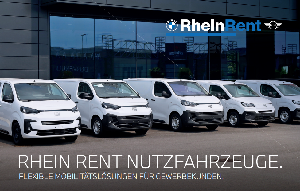 Eine Reihe neuer, weißer Transporter verschiedener Größen steht nebeneinander auf dem Parkplatz vor einem modernen Autohaus mit großer Glasfassade. Oben im Bild ist das Logo von „RheinRent“ mit BMW- und MINI-Symbolen zu sehen. Unten steht der Schriftzug „Rhein Rent Nutzfahrzeuge. Flexible Mobilitätslösungen für Gewerbekunden.“